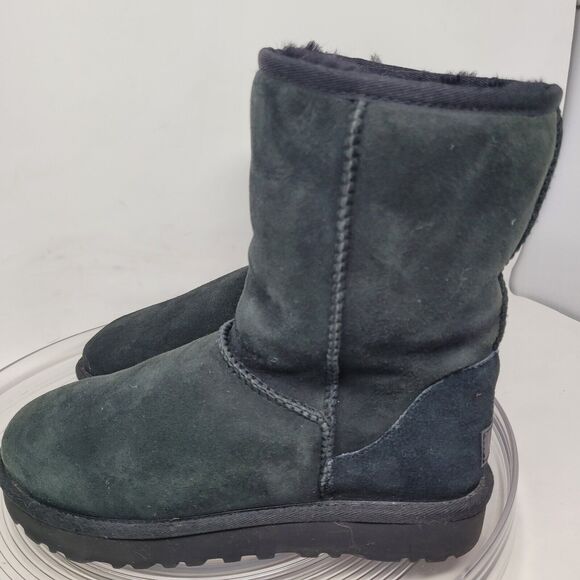 UGG CLASSIC SHORT II BLACK SUEDE SHEEPSKIN WATERPROOF WOMENS BOOTS SIZE US 7 NEW - Picture 3 of 8